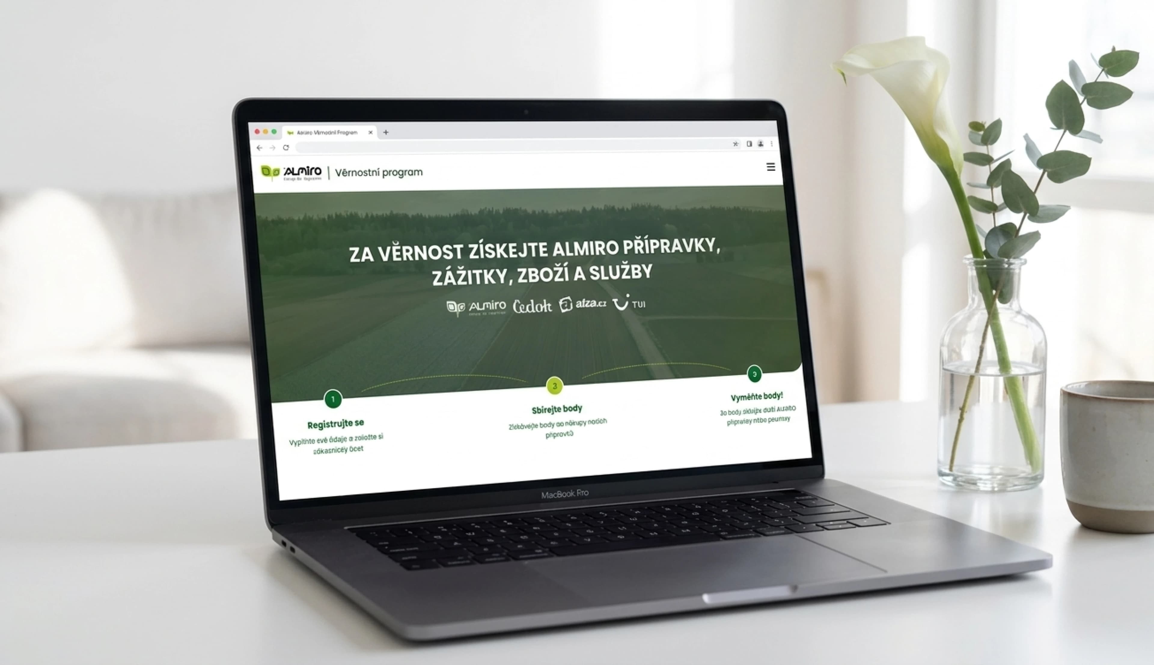 Notebook s náhledem webové stránky portálu Almiro Partners